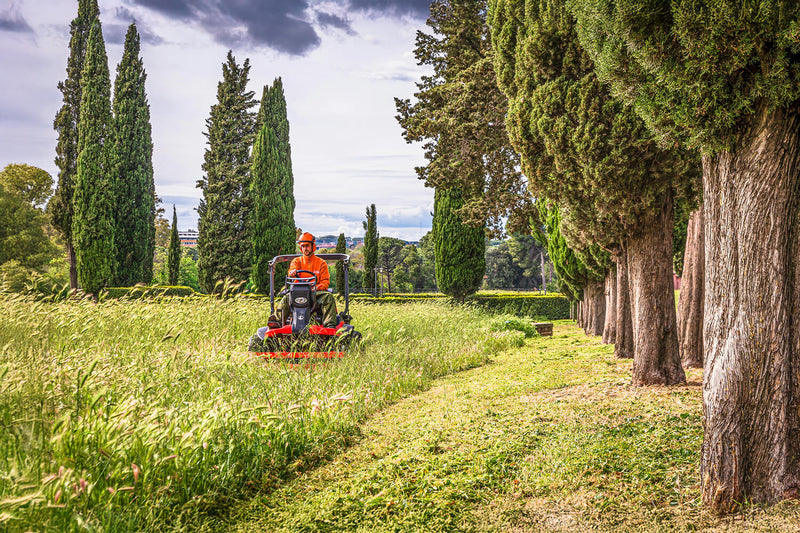 A Guide to Ride-On Lawn Mower Accessories