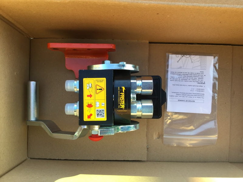 7J433-95020  Kubota LA1954 4P Hydraulic Quick Coupler ( M10 / M135GX Tractor )