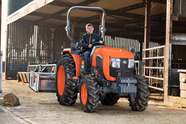 Kubota L1552 ROPS, Manual Transmission 4WD Compact Tractor Kubota L1-552             "L1 Series"